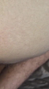 Un Ragazzo Minuto È Coperto Di Sperma Dal Grosso Cazzo Di Suo Padre, Proprio Sul Suo Bel Culo Liscio!