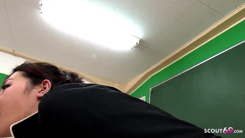 Asian porn collection: Japonská hubená vysokoškolská teenagerka ošukaná učitelem v těsné kundičce ve...