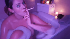 Naughty Natascha: बाथटब में धूम्रपान करते समय दोहरा आराम