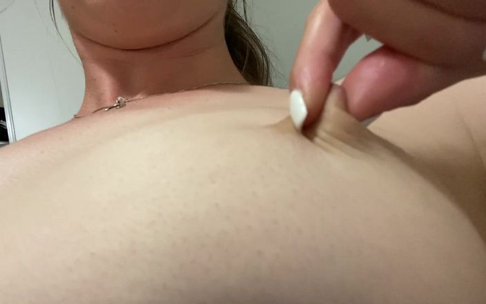 Nadia Foxx: 近距离乳头高潮（旋转，捏和拉！）