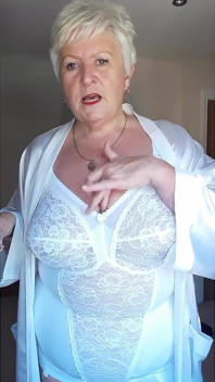Volete che rispondessi alla porta a voi vestita in questo modo?