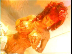 Wet and Wild Lesbians: Caliente de tetas grandes calentada jugando con un plátano