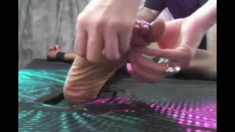 BleuFetish Tickling: Pt 2 Tasha è tornata - al 2005 nel suo primo video del solletico...