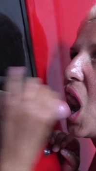 La tettona irena spompina un grosso cazzo davanti al gloryhole