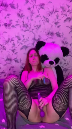 SashaSweet69: Dívka v punčochách roztáhne nohy a stříká z vibrátoru
