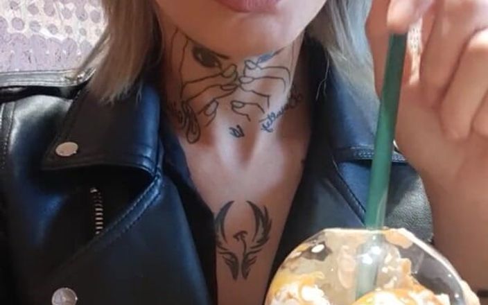 Alla Hale: Rubia traviesa se muestra en Starbucks