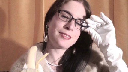 Femdom Austria: Spex brunette talking dirty while eating banana