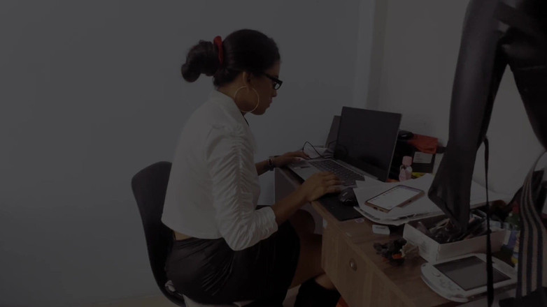 Lady: Peituda secretária fode seu chefe no escritório, sexo lésbico real