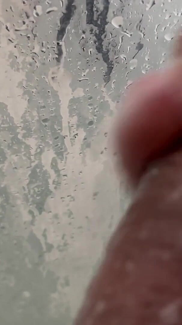 A Cumshot in the Bath (Blowjob or handjob)