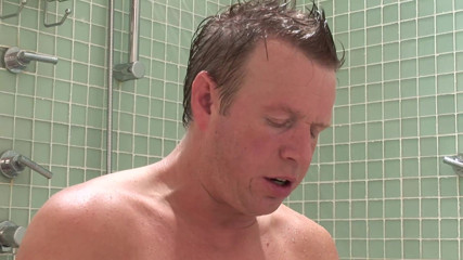 Rocco Siffredi porn: Sarışın genç kız banyoda iki adam tarafından sikiliyor