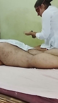 抹油按摩和熟练的打手枪让他颤抖