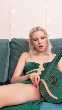 Elf sexy tachinează și se pișă - ejaculează în tine