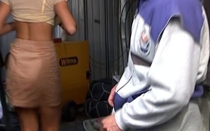 Deutsche Camgirls: Trio anale con pisciata e tettona puttana tedesca