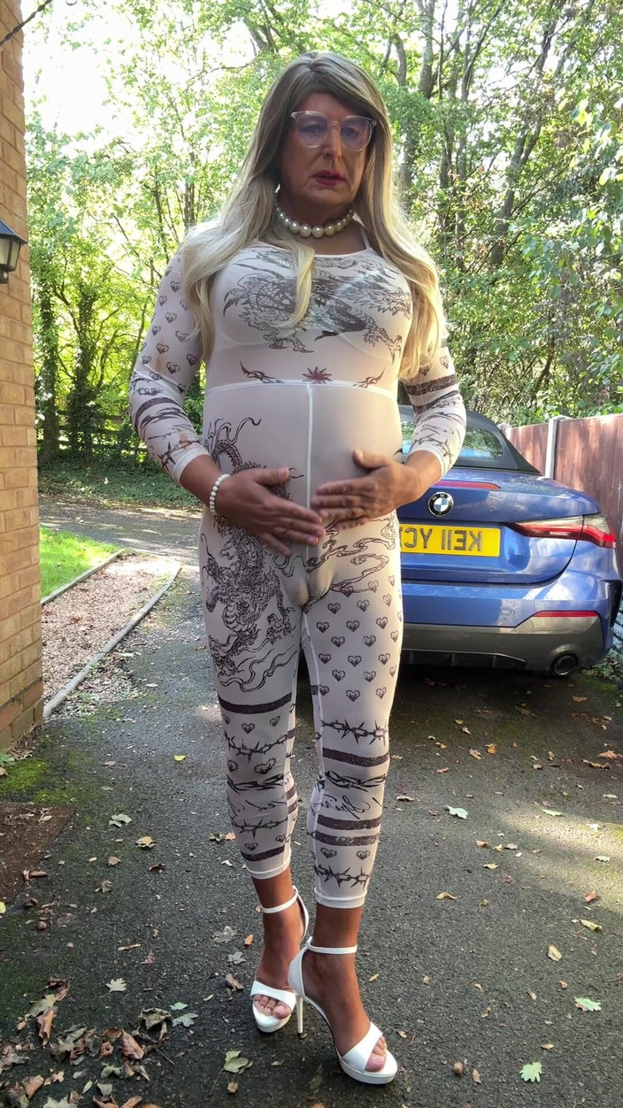 Kellycd2022: La sexy travestita kellycd2022 in sexy tuta bianca e tacchi