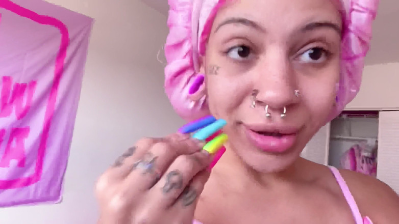 Nali Marie: 第一人称视角 长指甲 超长屁股在牙齿上敲打指甲 彩虹长指甲恋物癖没有说话敲打你的脸忽略 te