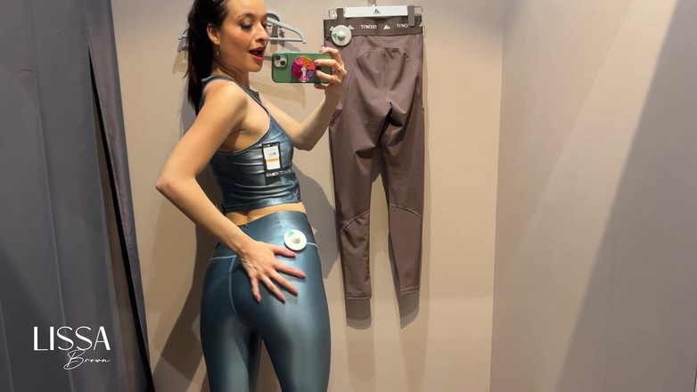 Lissa Brown: Speciální Lycras + Masturbace se 3 šatnami