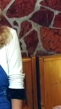 Une MILF blonde squirteuse trempée par une grosse bite