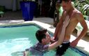 EXHIB BOYS: Alexis Tivoli se fait baiser par Anthony dans la piscine