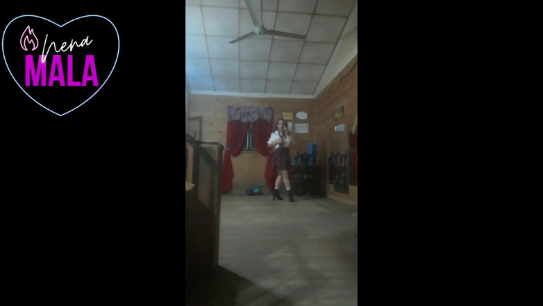 tunoviaputita: Humillación. Chica universitaria en tacones altos humilla a su novio...