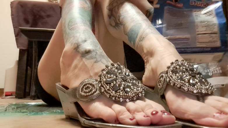 PandoraSG: Gestompte traktaties door femdom Wedge sandalen
