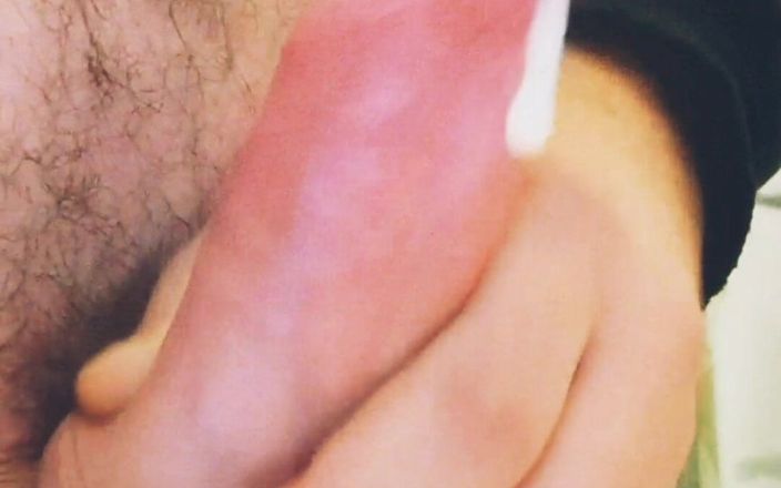 Amreis: Todo el día masturbándome la polla dura Vacío mis bolas...