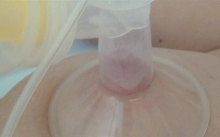 Milf Fotze Mona: दुहने वाली मशीन पर स्तन