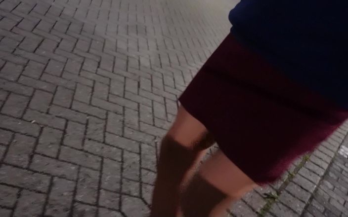 Loreley add: Sissy fa pipì con il suo micro perizoma nel parcheggio...