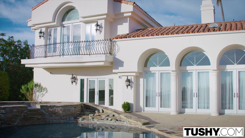 Tushy: Prsatá brunetka dostane její zadek dominoval šéf