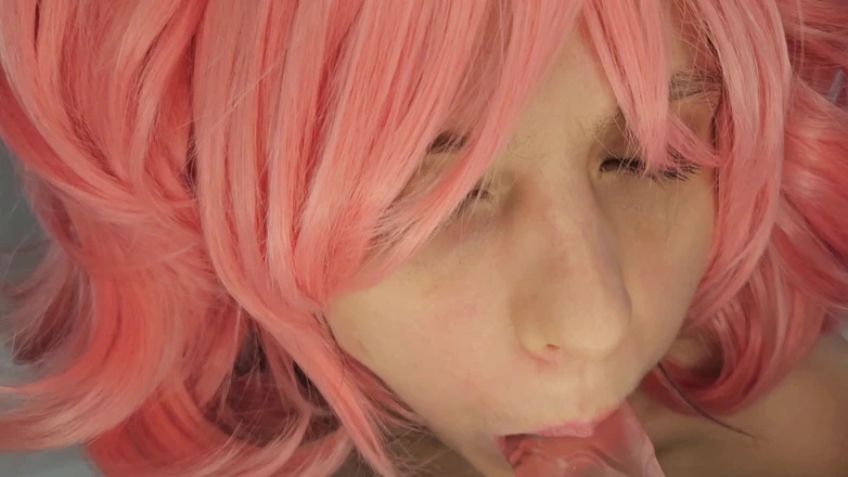 French Julia: Kawaii Girl saje v cosplay a polyká sexy mrdku hluboko...