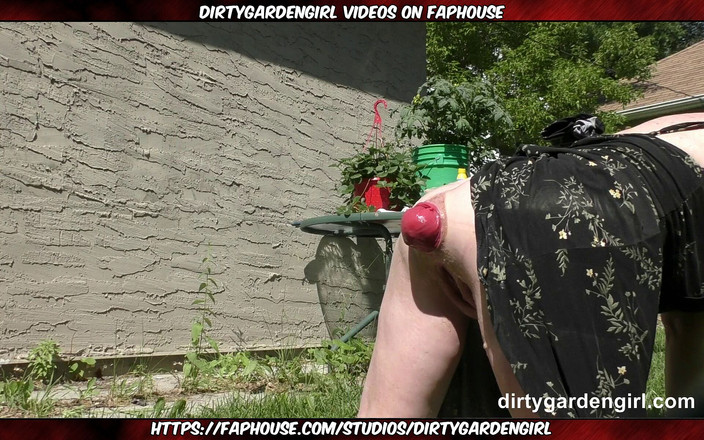 Dirtygardengirl: Dirtygardengirl清洁后院，从她的肛门洞脱垂