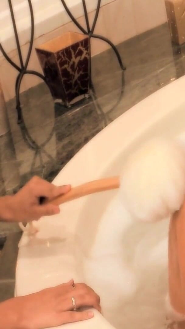 DARVASEX: Kitties menjilat awek adegan 4_latina dalam jakuzi menikmati pengalaman kawan lesbiannya