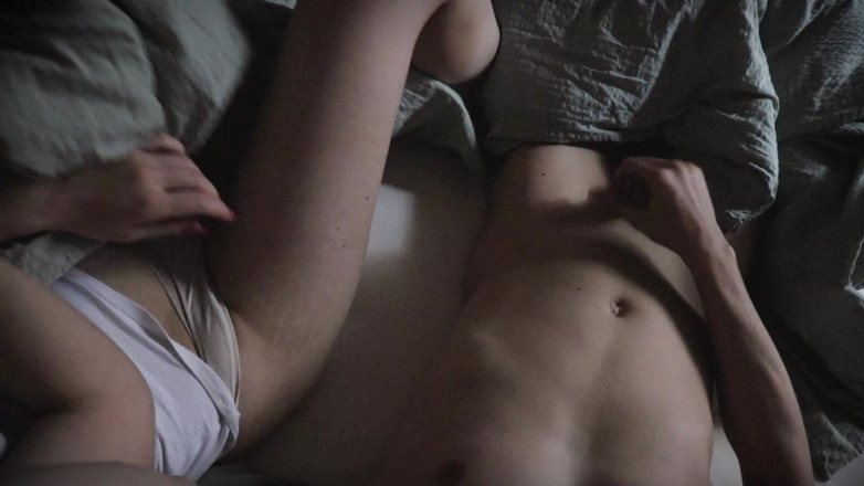 HotCoupleTeam: Szarpię mojego penisa rano, gdy ona odpoczywa