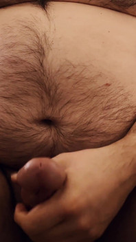 Un ventre poilu caresse une grosse bite