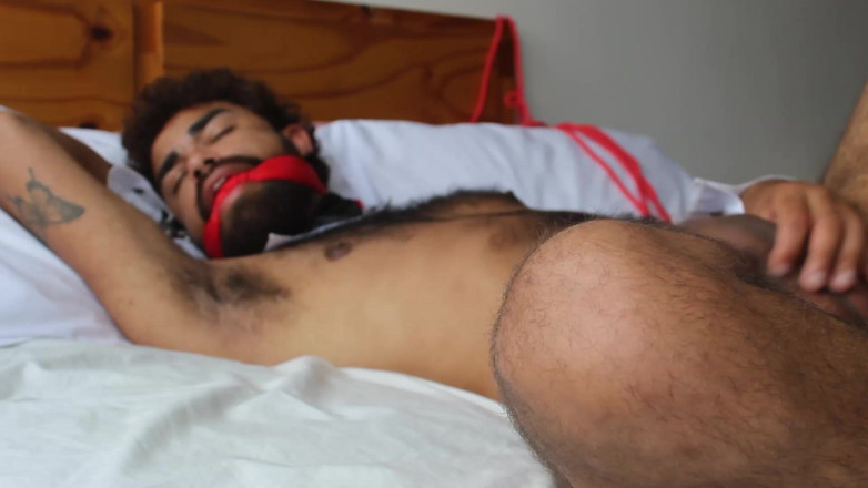 Brazilian guys gagged: Bunny panas dalam masalah