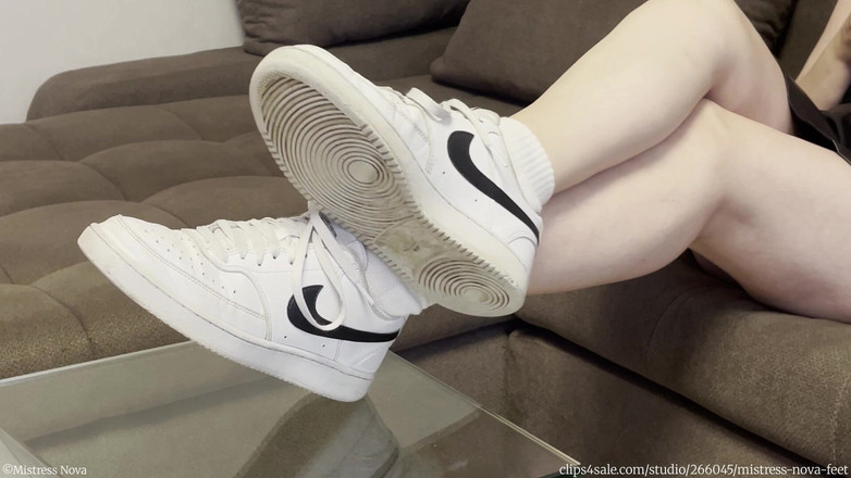 Mistress Nova Feet: 여주인 Nova - 화이트 스니커즈 애타게