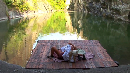 Hot Pornstars: 二つのかわいい十代のレズビアン川沿いの喜び