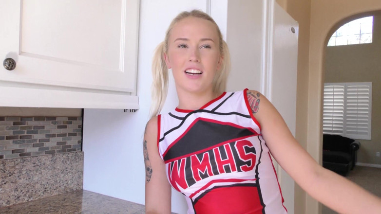 Hefburg: Śliczna drobna cheerleaderka uwielbia ruff