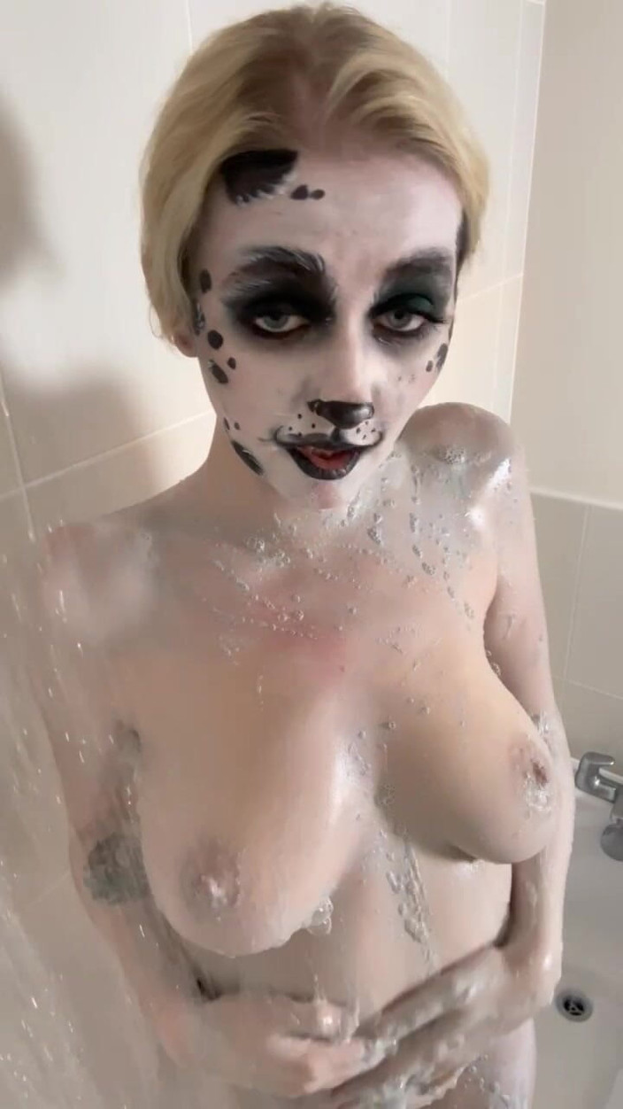 Em Yang: Dalmatská bodypaint hra ve sprše