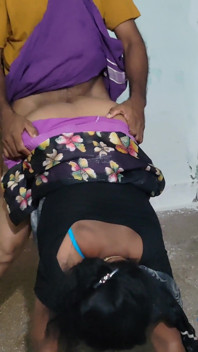 Am îmbrățișat-o pe mama vitregă tamilă, am ridicat-o și am făcut sex incitant cu ea.
