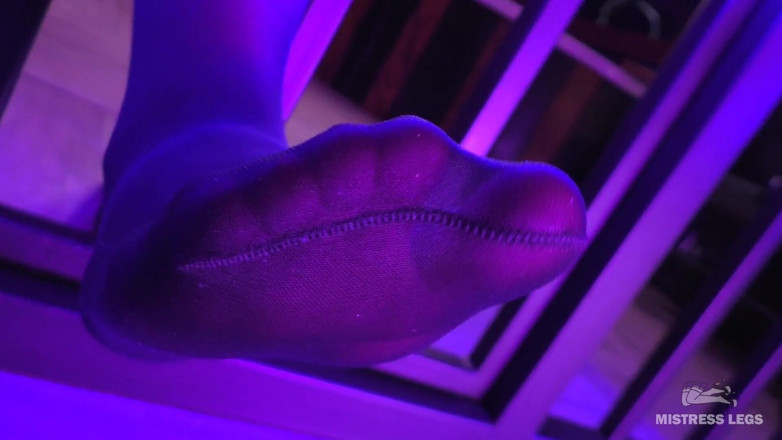 Mistress Legs: POV-nylonfüße verehren im käfig