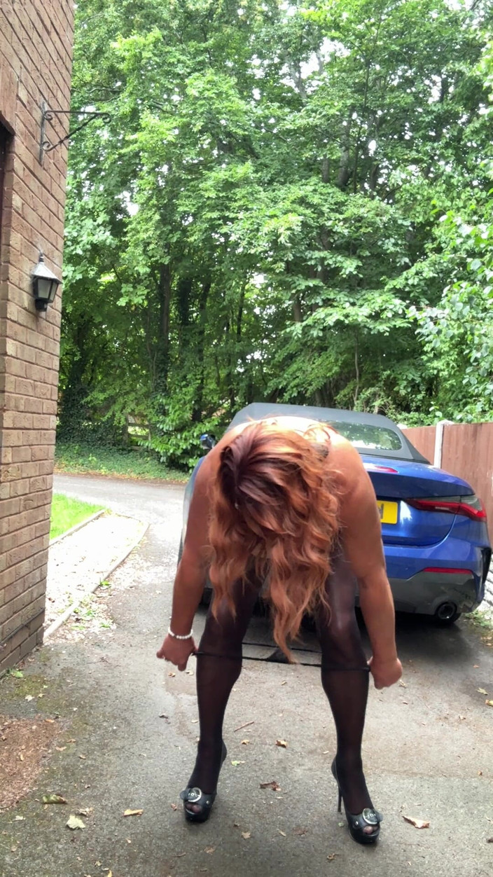 Kellycd2022: Сексуальний кроссдрессер kellycd2022 в чорному комбінезоні в колготках і на підборах