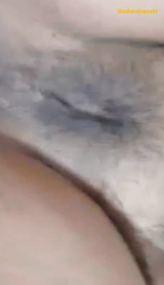 ModernBeauty: 德西成熟的女孩在她独自在房间里展示她美丽的胸部和阴户