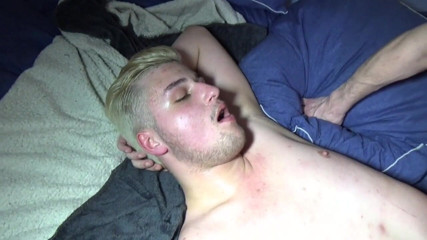 Gaybareback: Loira plana garoto fodido cru por Romantik