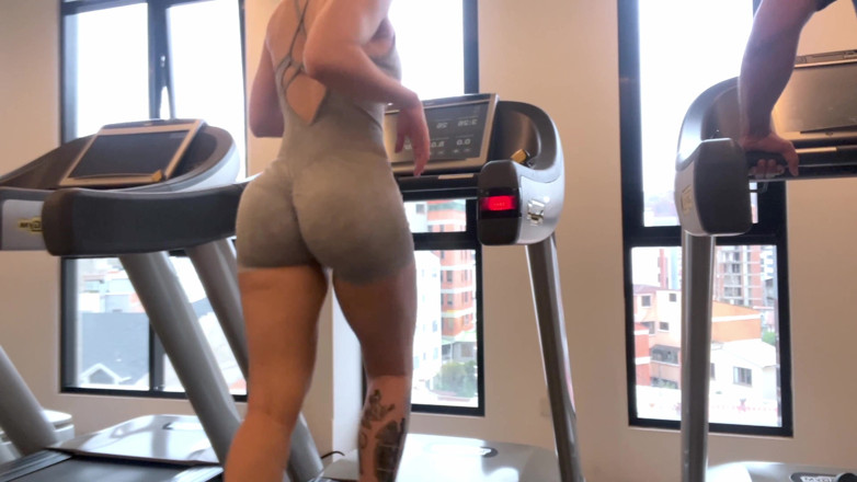 Secret Latina: 체육관에서: 러닝머신에서 달리는 큰 엉덩이를 가진 피트니스 소녀