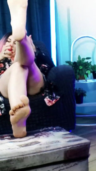 Lady Angela menjilat kaki saya