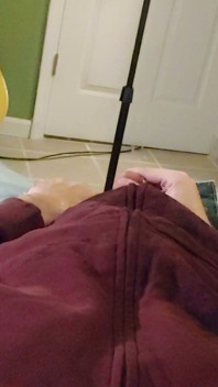 Un ángulo de cámara de mí me orinando por todos lados y luego masturbándome