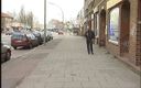 Lucky Cooch: Немецкая брюнетка дает интервью на улице в любительском видео