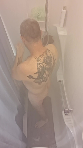 DubeSnackes: Dubesnackes，“淋浴时间”，用肥皂泡擦遍我的身体，然后通过摩擦一根鸡巴来确保我的鸡巴干净。