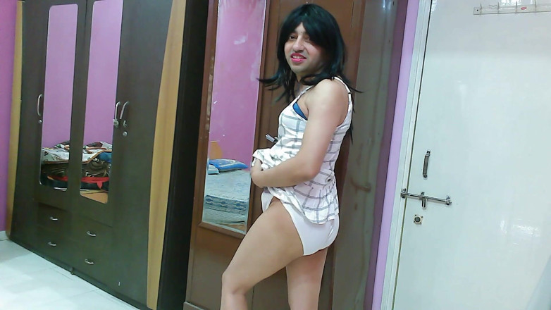 Cute & Nude Crossdresser: Sexy mariquita crossdresser femboy dulce piruleta en camisón blanco y...