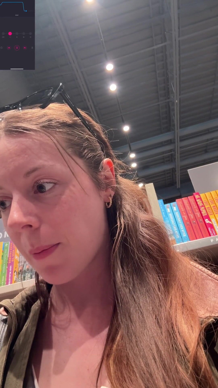 Nadia Foxx: 在书店寻找smut时尝试不射精